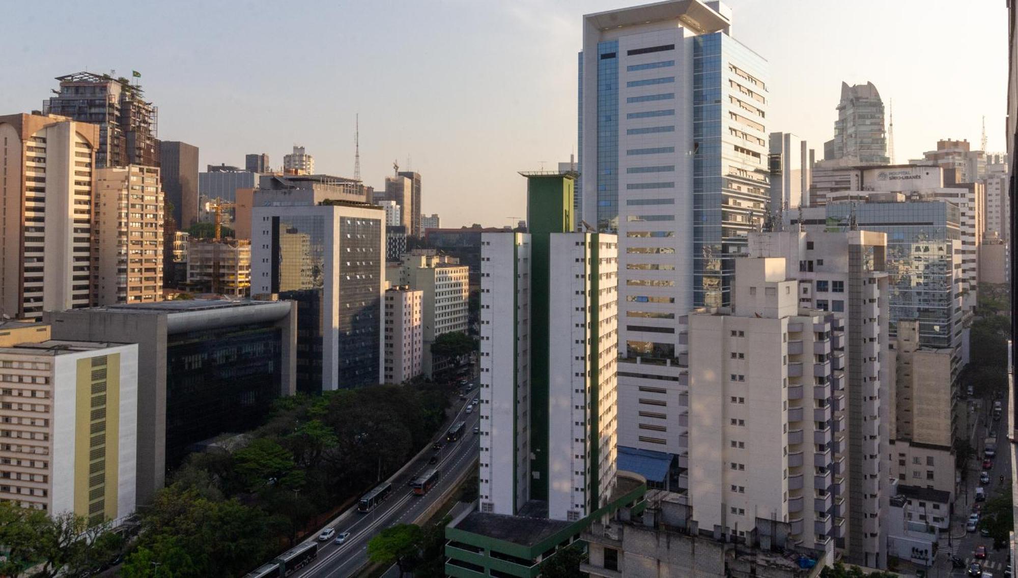 Luz E Cores Ao Lado Do Hospital Sirio Libanes E Frei Caneca